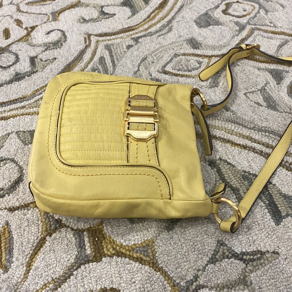 💕 B. Makowsky light yellow medium leather crossbody bag 💕